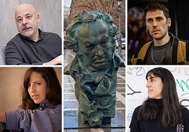 Una de las estatuas de Goya repartidas por Granada, con Sergio de la Puente, Cristalino, Celia de Molina y Mayte Cabrera.