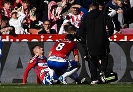 Brau se retuerce tras sufrir su lesión muscular.