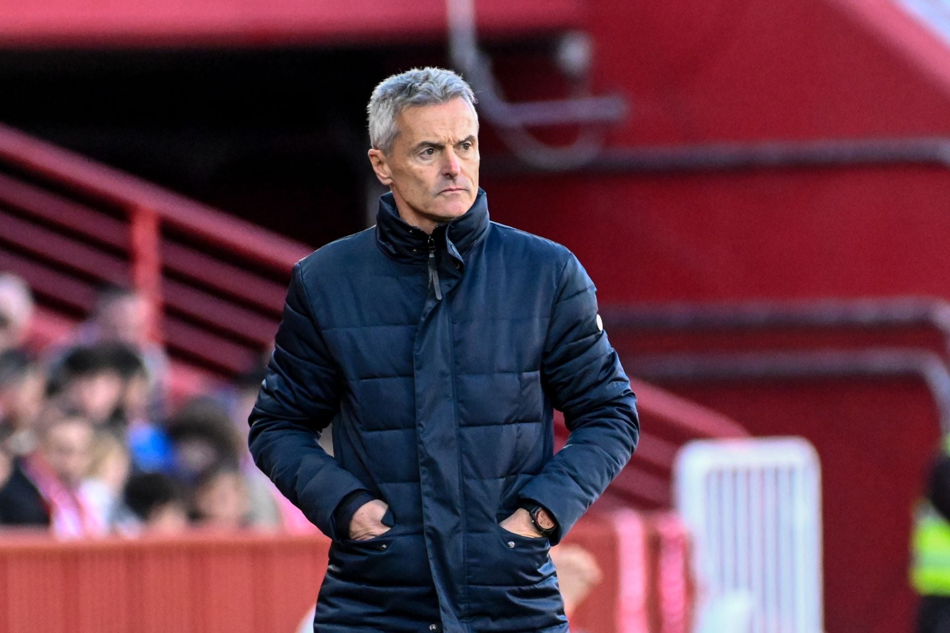 Fran Escribá atiende al partido con las manos en los bolsillos.