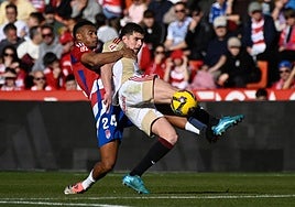 Loïc Williams pugna por un balón con Panichelli.
