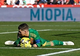 Raúl Fernández ataja un balón durante el partido en Los Cármenes, en el que dejó la puerta a cero.