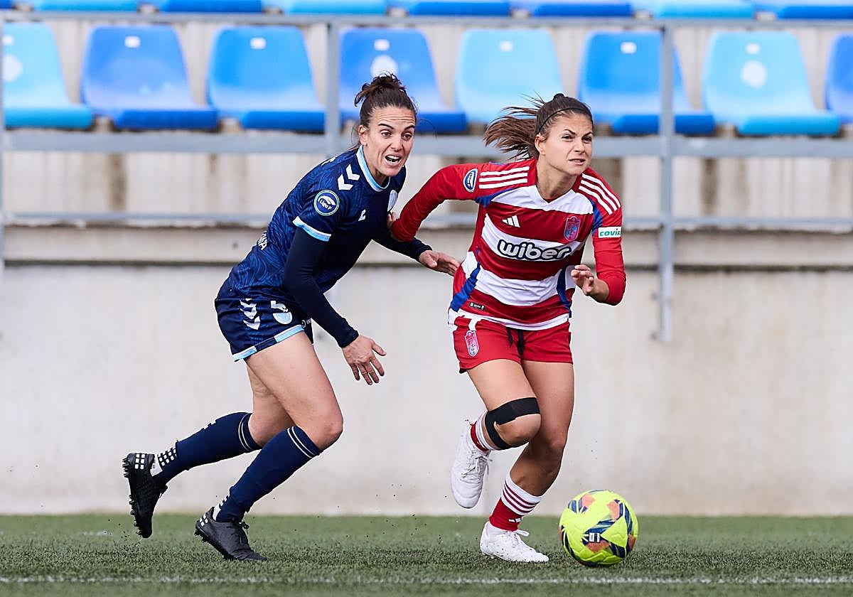 La rojiblanca Laura Pérez conduce la pelota en Badalona.