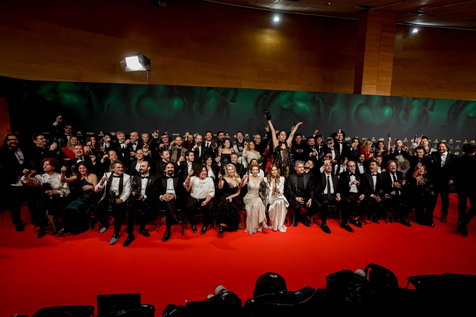 La imágenes más simpáticas de los premiados en el photocall de los Goya