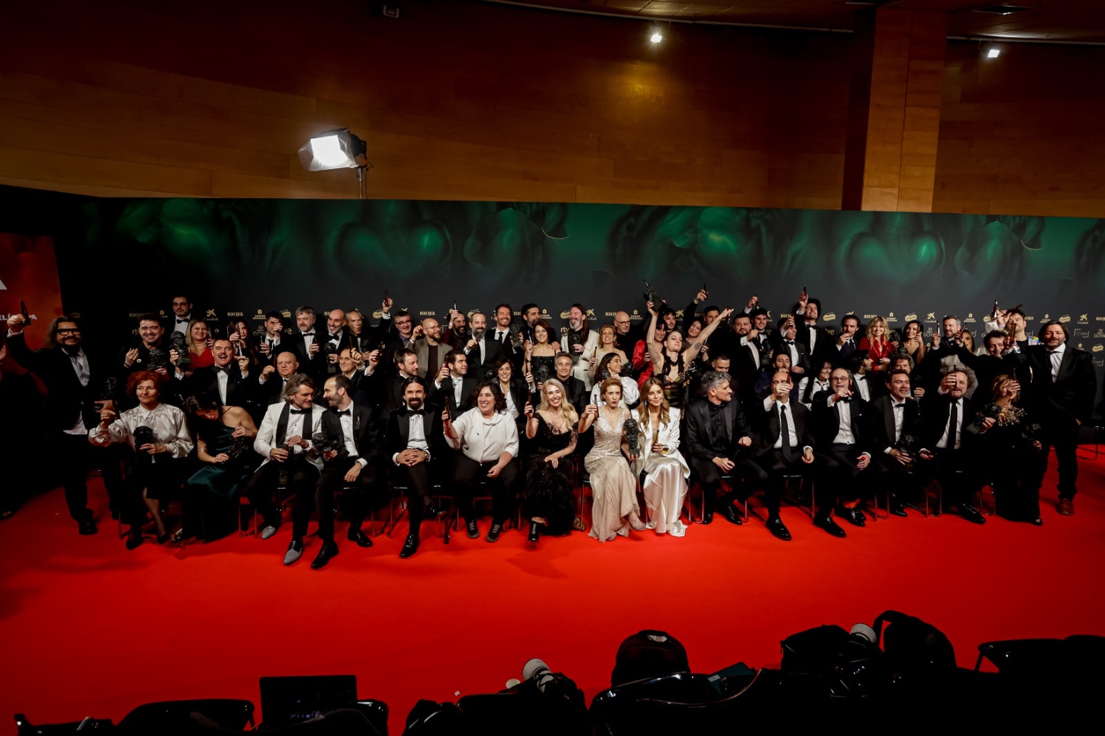 La imágenes más simpáticas de los premiados en el photocall de los Goya