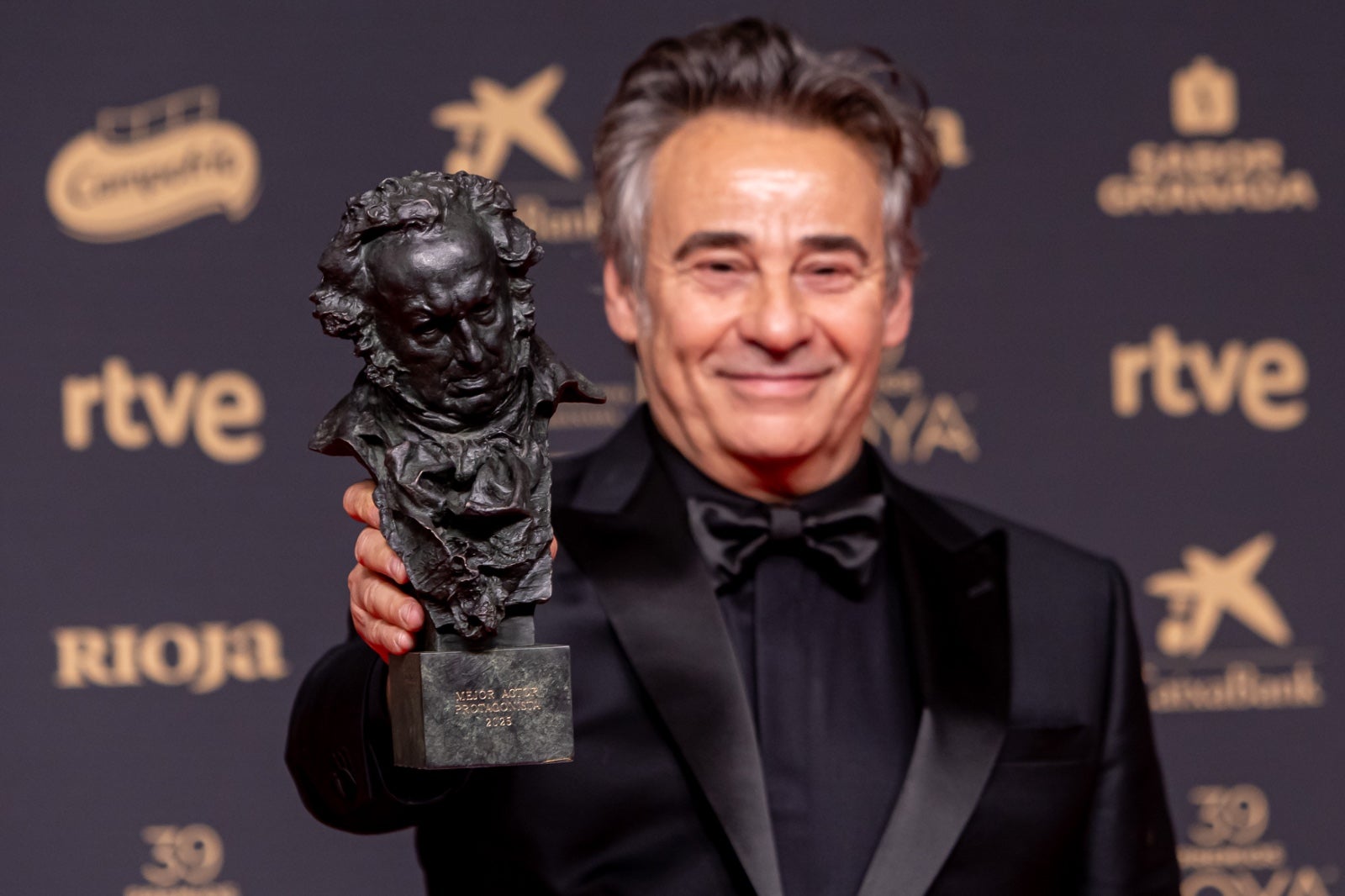 La imágenes más simpáticas de los premiados en el photocall de los Goya