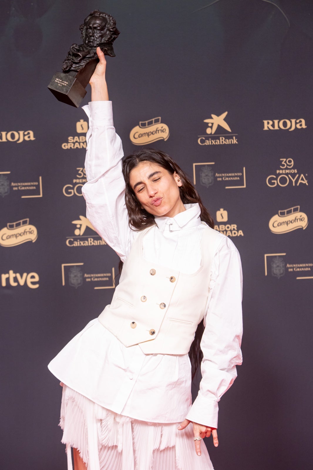 La imágenes más simpáticas de los premiados en el photocall de los Goya