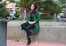 Ángeles Férriz posando en la fuente de la Plaza de la Libertad de Jaén capital en una imagen de archivo