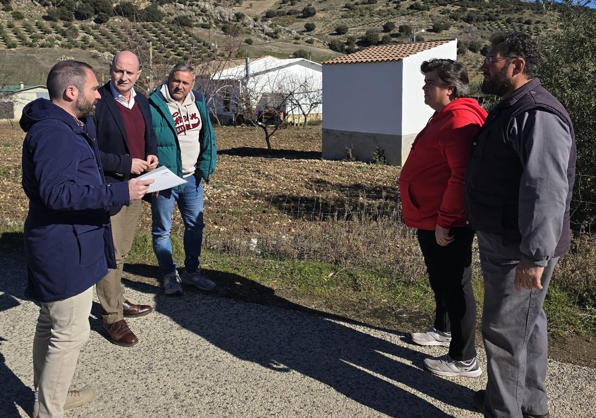 Visita del diputado José Luis Hidalgo y Antonio Morales a la red de abastecimiento