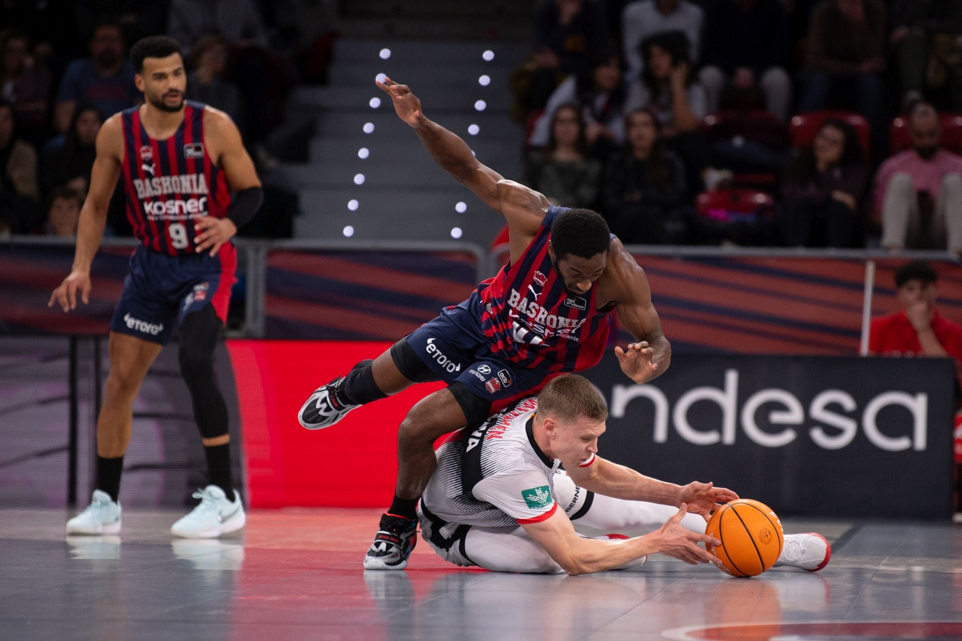 Lance del partido entre el Baskonia y el Covirán en el pabellón Buesa Arena, aquí Valtonen pelea por el balón con Forrest.