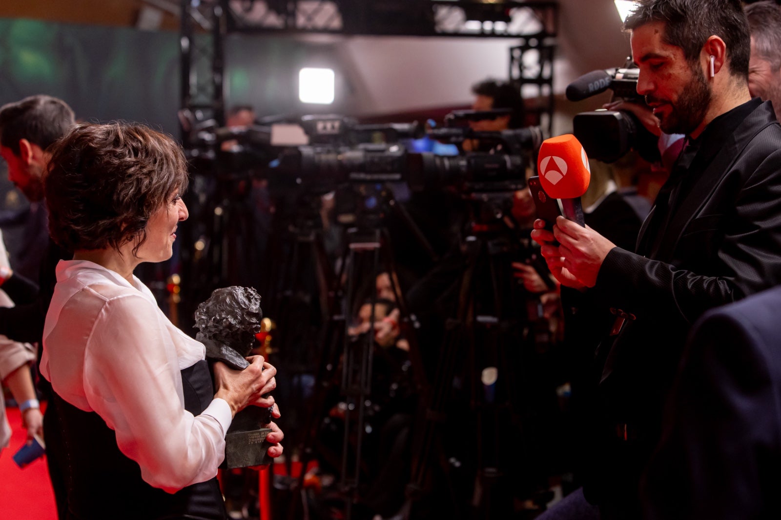 La imágenes más simpáticas de los premiados en el photocall de los Goya