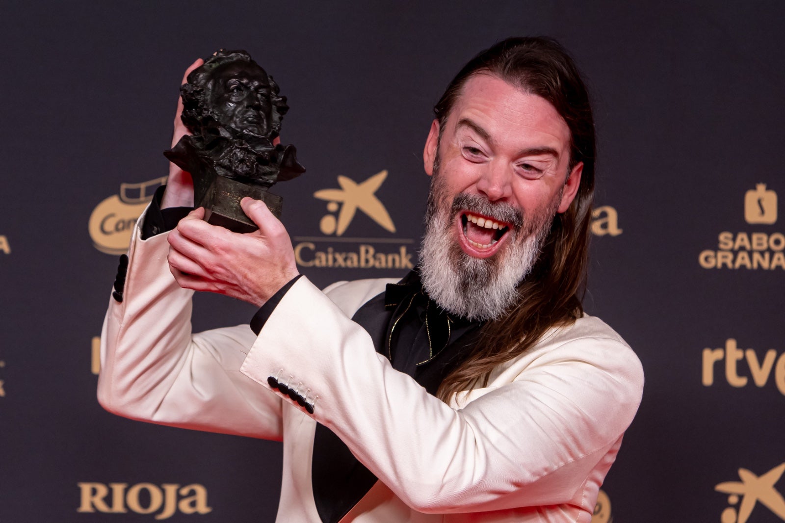 La imágenes más simpáticas de los premiados en el photocall de los Goya