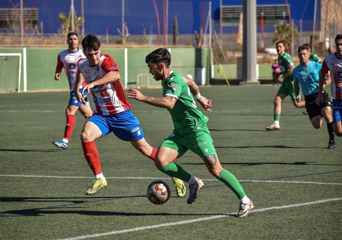 Óscar Lozano encara a un rival.