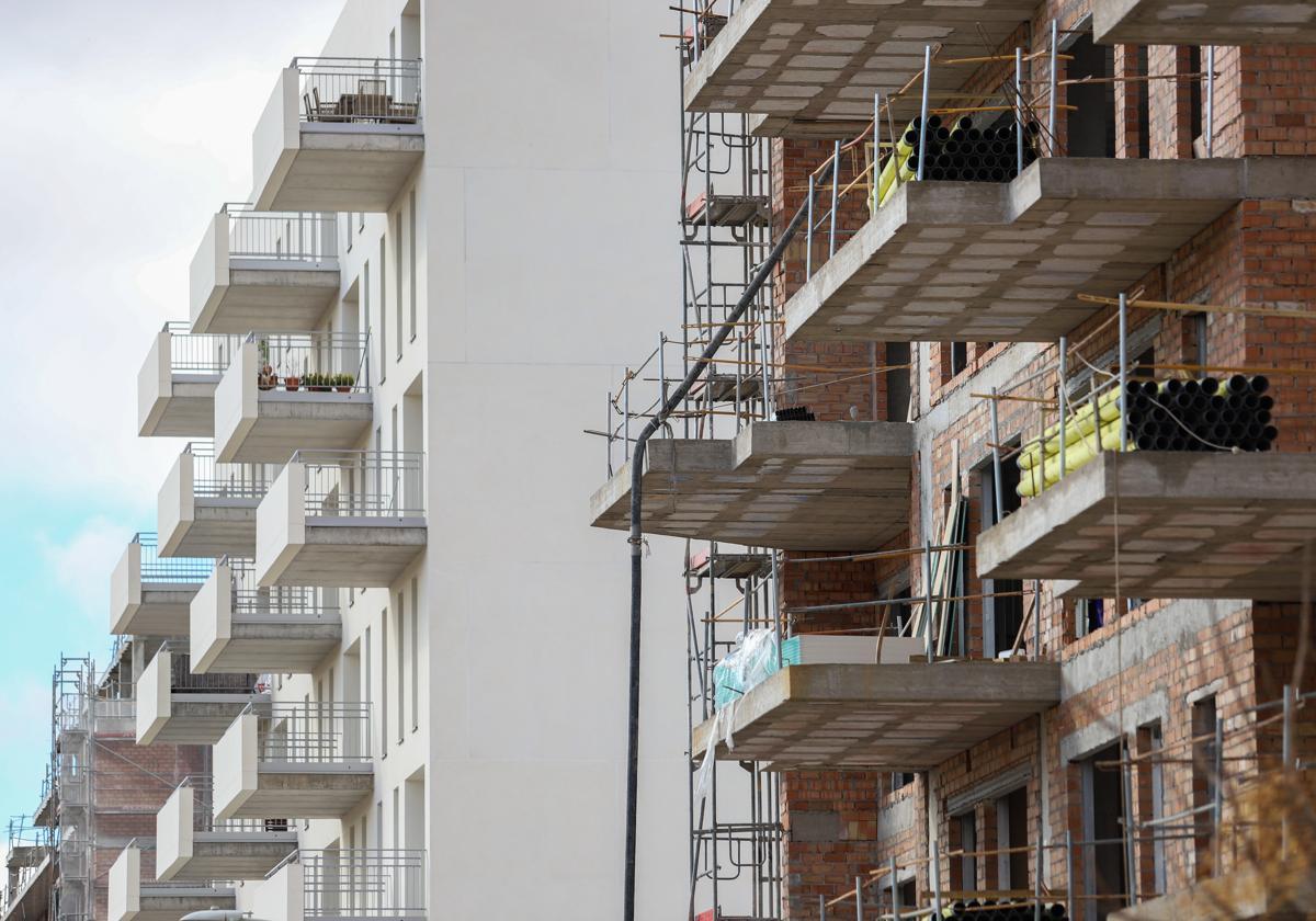 Imagen de archivo de viviendas en construcción en una zona de Granada.