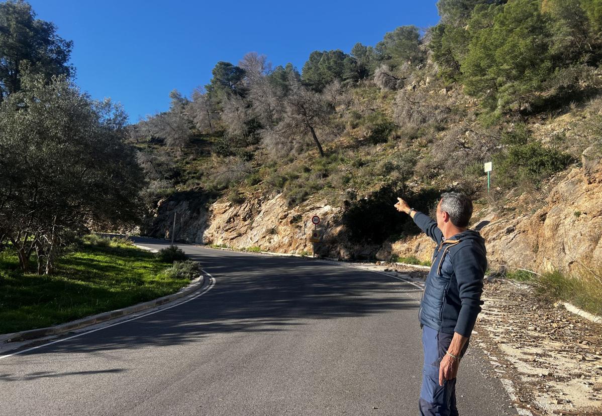 José Luis García señalando los pinos secos en Maro-Cerro Gordo.