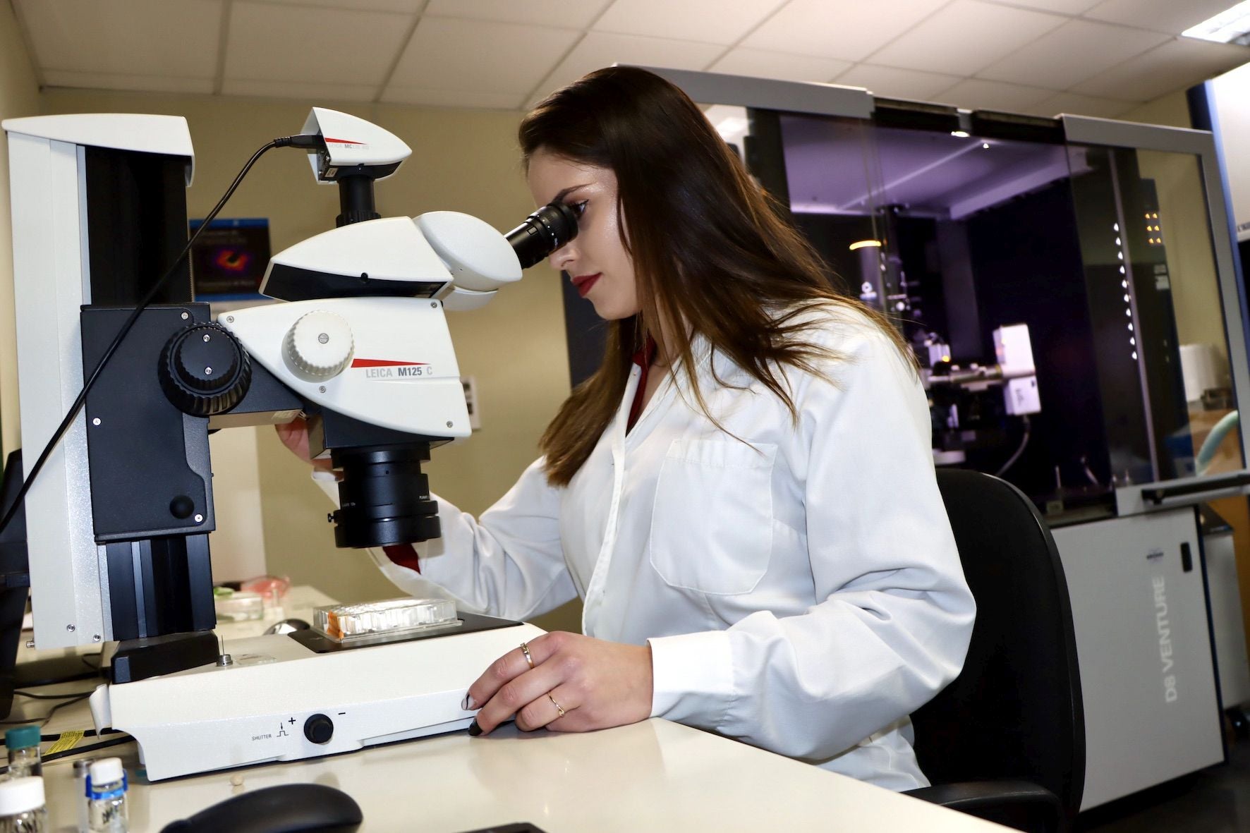 Imagen de una mujer científica investigando en la Universidad de Almería.