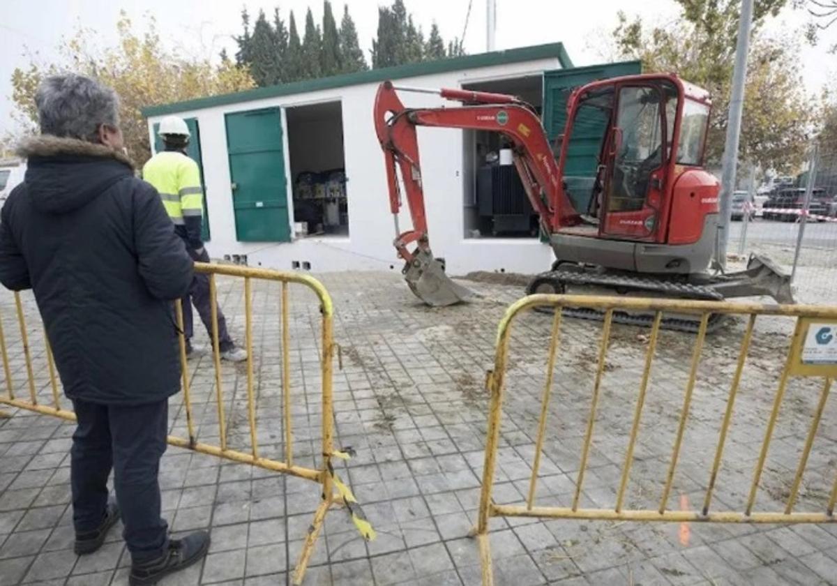 Instalación de un transformador en la zona norte.