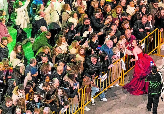 El público se agolpó en las inmediaciones del Palacio de Congreso