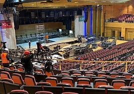 Trabajos de desmontaje de la infraestructura de los Goya en la sala Federico García Lorca del Palacio de Congresos.