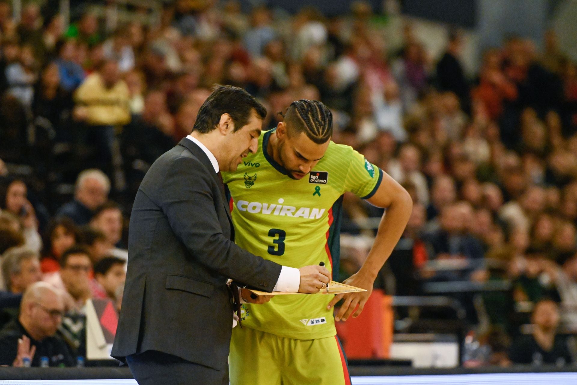 Pablo Pin da indicaciones a Gian Clavell (d) durante el partido ante el Girona.