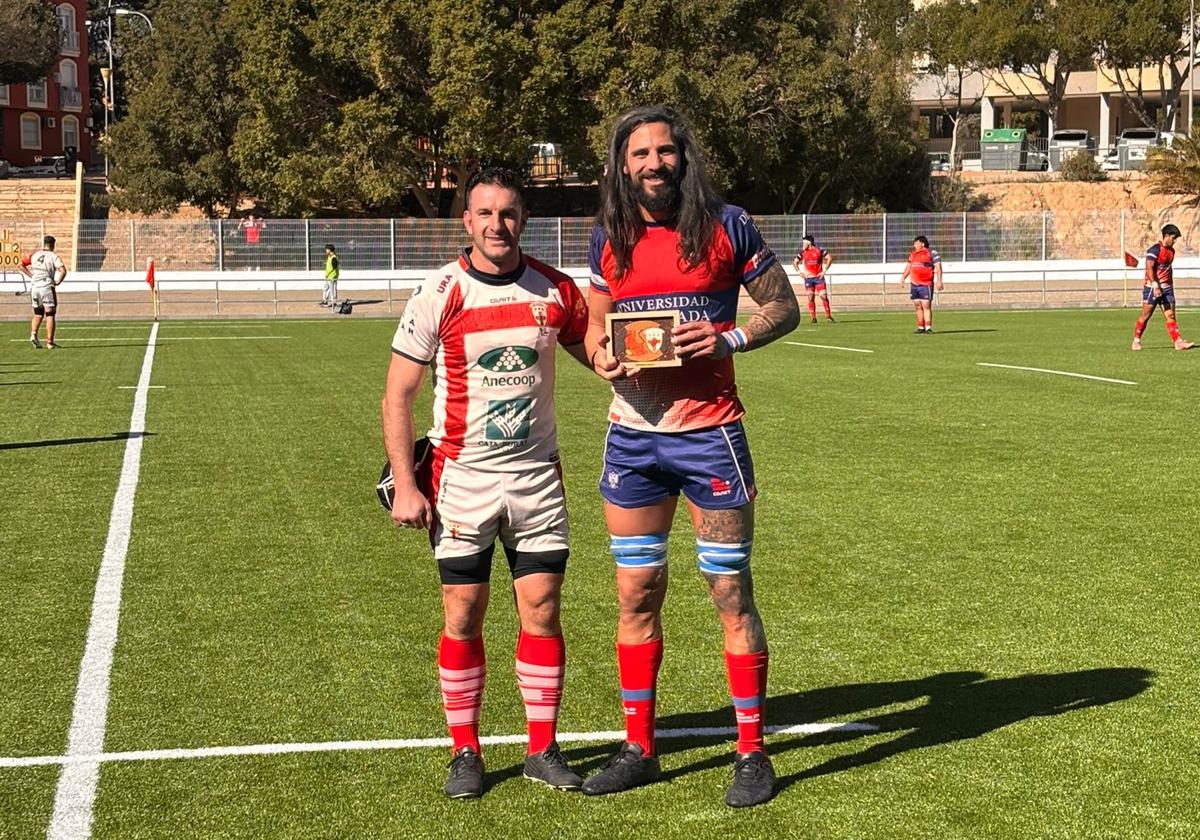 Los capitanes de Almería y 'Uni', antes del duelo en el renovado estadio Juan Rojas.