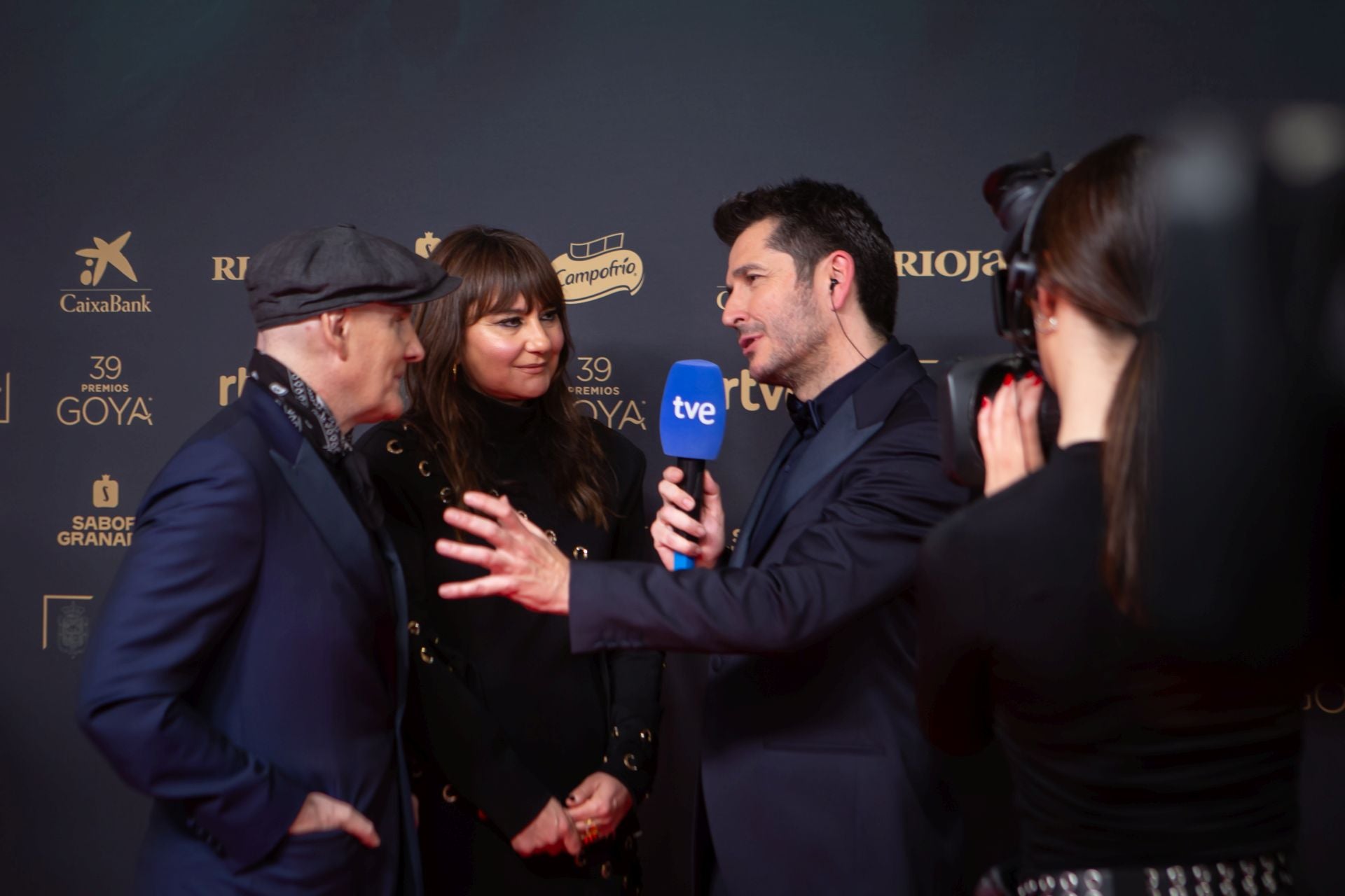 Juan Aguirre y Eva Amaral con el periodista Carlos del Amor. 