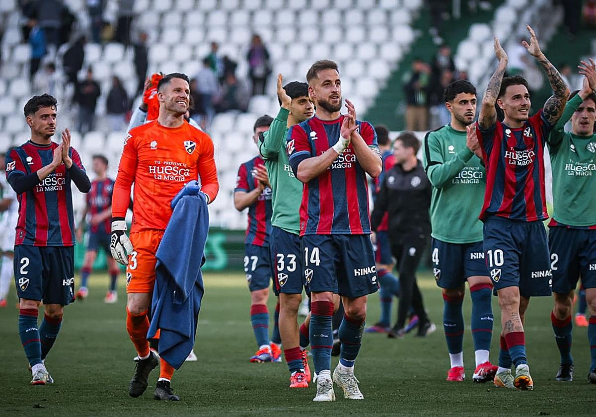 Los futbolistas del Huesca agradecen el apoyo de su afición en Córdoba.