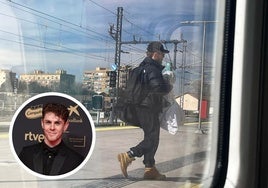 El actor Patrick Criado cogiendo el AVE en la estación de Andaluces.