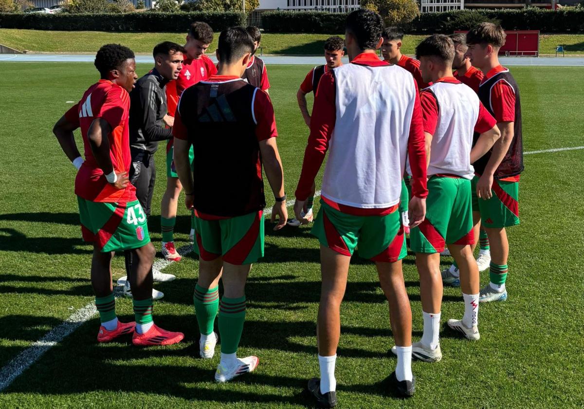 Indicaciones en el Recreativo antes del derbi de filiales.