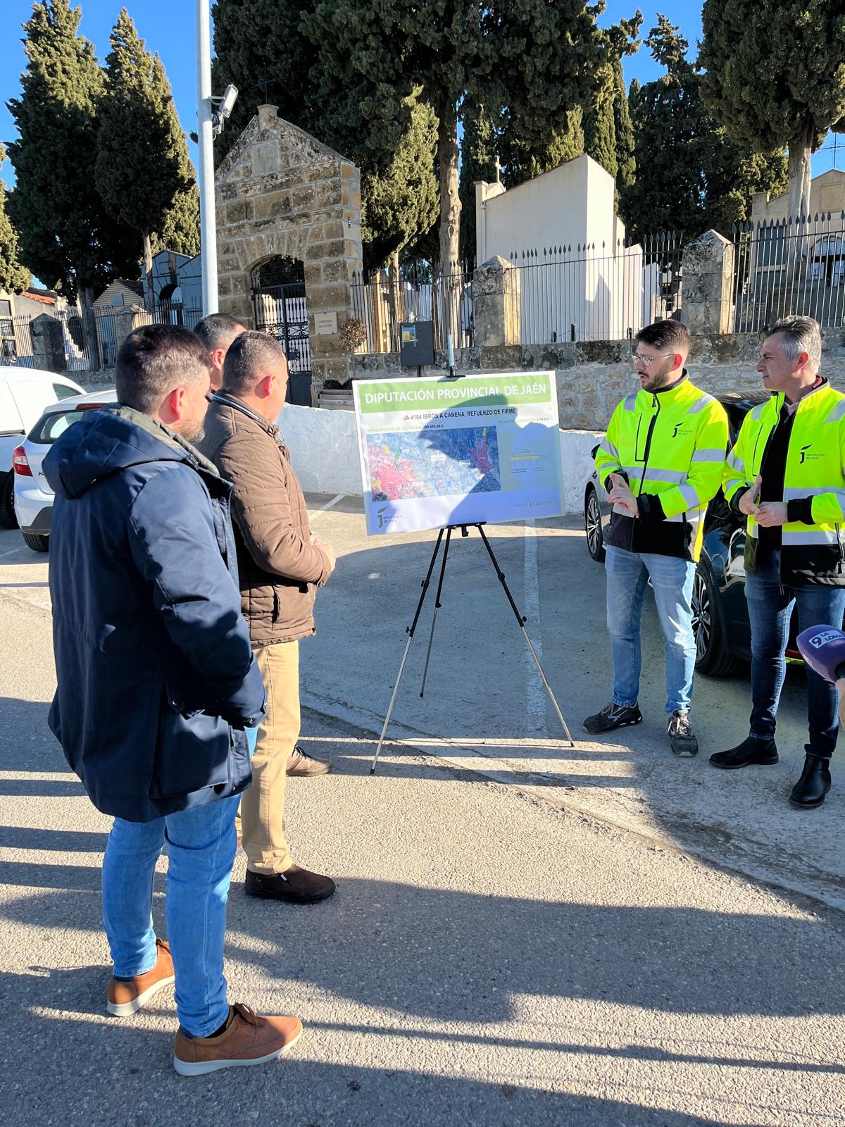 Los alcaldes de Ibros y Canena, Juan Matías Reyes y José Carlos Serrano, respectivamente, con José Luis Agea, diputado provincial de Infraestructuras Municipales.