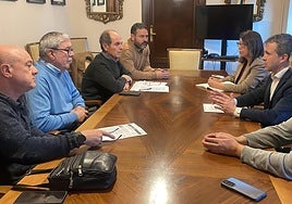 Componentes de la Mesa de los Puentes, con vecinos y representación municipal.