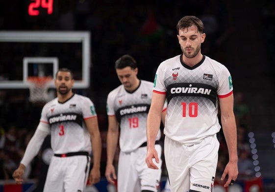 Caras largas de Gian Clavell, Pere Tomás y Sergi García (de izquierda a derecha) durante el partido en el Buesa Arena de Vitoria.