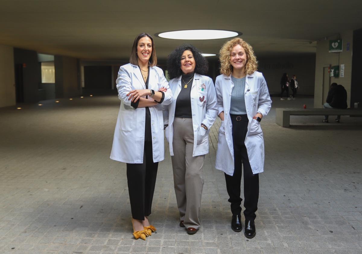 De izquierda a derecha, Fátima Conde, Mar Ferrer y Lucía Castillo, en el campus de Ciencias de la Salud. blanca rodríguez