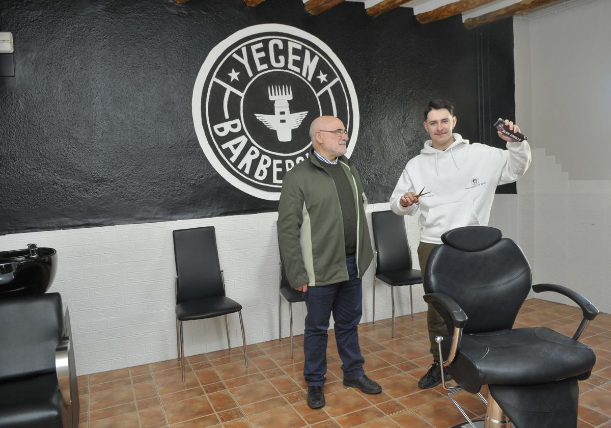 Eduardo, el joven de 19 años que ha abierto una barbería en Yegen.