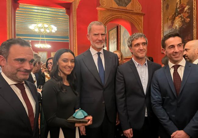 Laura Velasco posa con su premio junto al Rey Felipe VI, el director editorial de Vocento Fernando Belzunce y el director de Ideal Quico Chirino.