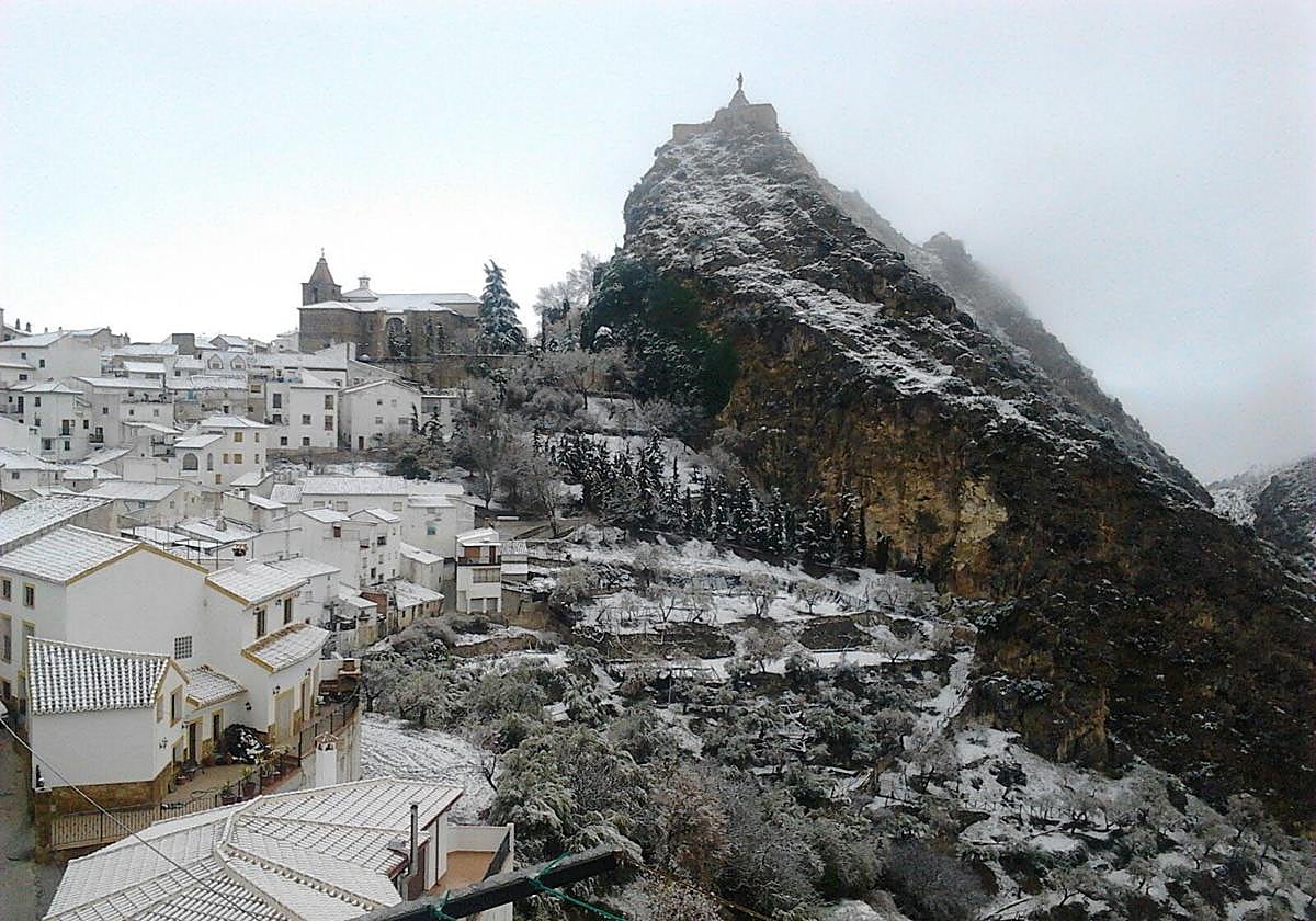 Vista general de Castril de la Peña tras una nevada