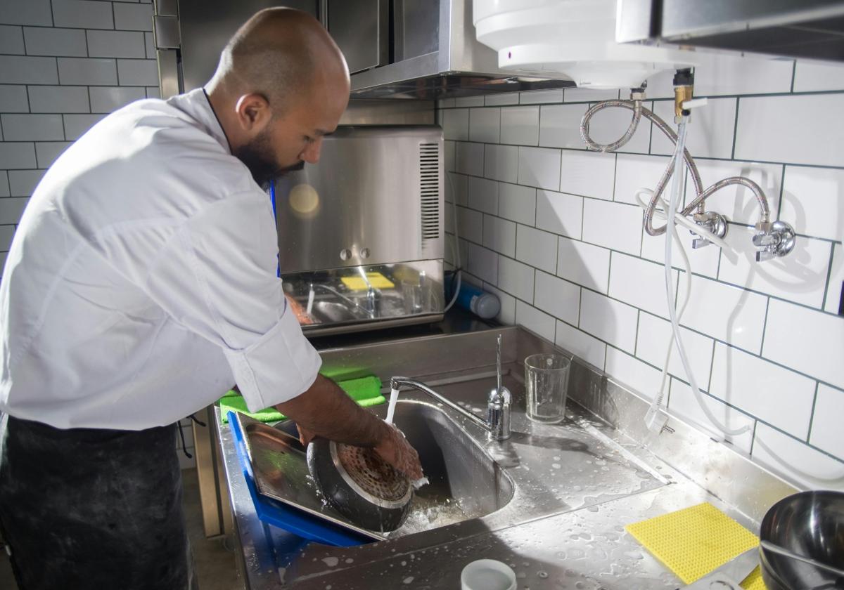 Estudian nuevos detergentes para eliminar los alérgenos de las superficies que están en contacto con los alimentos