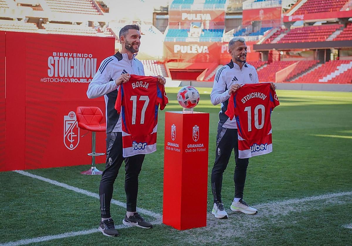 La afición del Granada conoce ya a Stoichkov y a Bastón