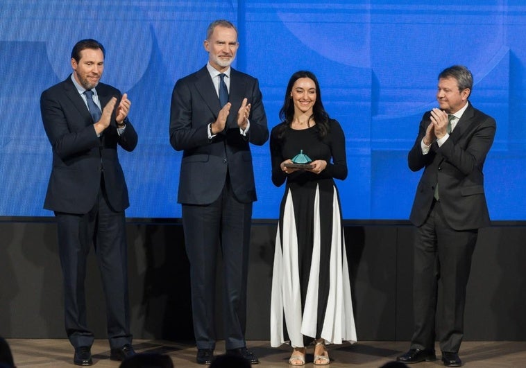 Laura Velasco recibe el premio de manos del Rey Felipe VI.