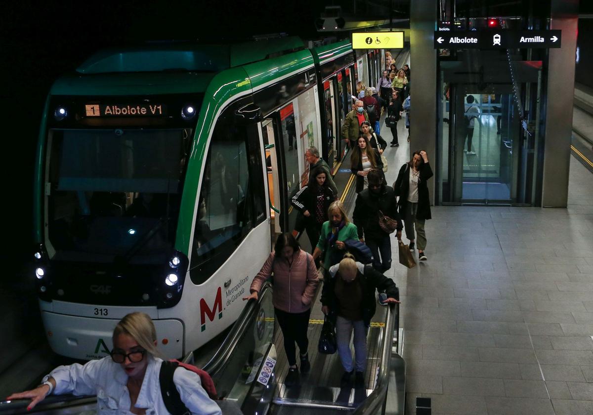 Metro de Granada se alza como el primer transporte público comprometido con las personas mayores