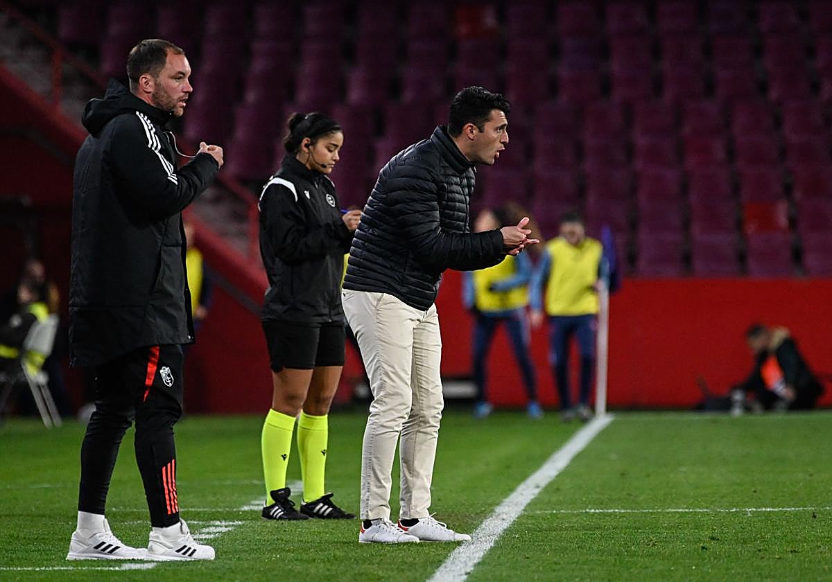El técnico Arturo Ruiz, durante la pasada eliminatoria en Los Cármenes frente al Sevilla.