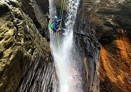 El motrileño Álvaro Jerónimo, en mitad de un descenso.