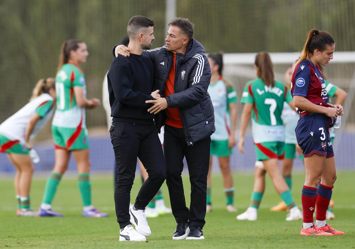 Roger Lamesa, con Roberto Valverde, tras el partido de Liga.