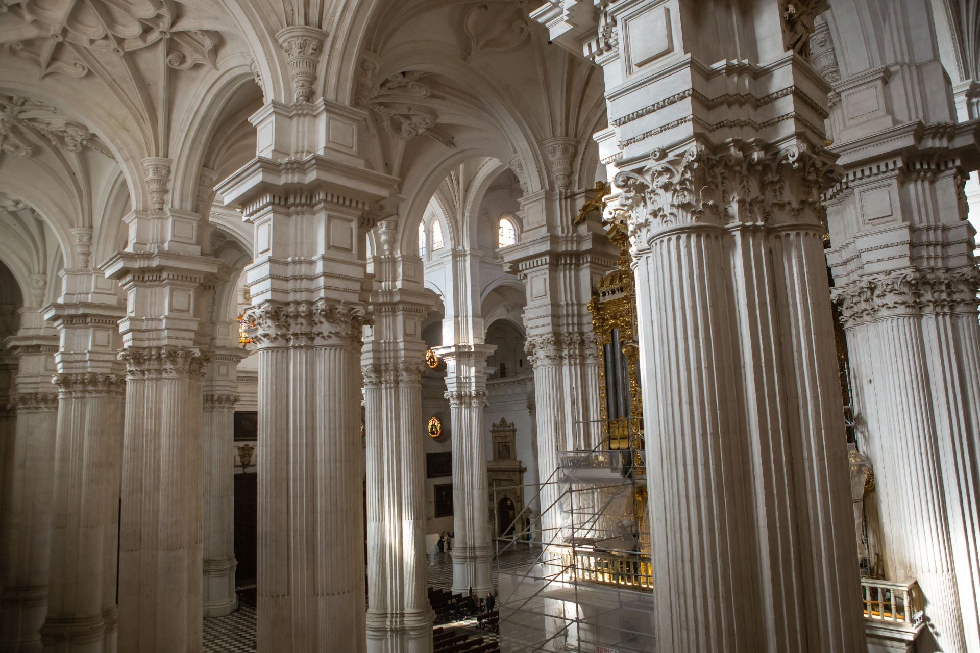 Una jornada de trabajo con los restauradores de la portada de la Capilla Real