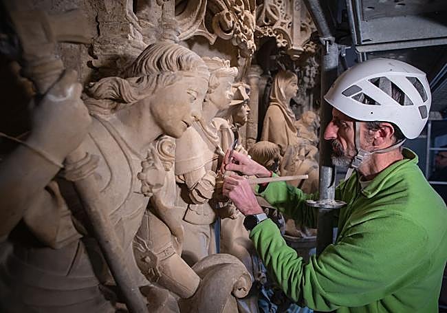 El restaurador Javier Martín remata el saneamiento de una de las veinte esculturas que tiene el conjunto.
