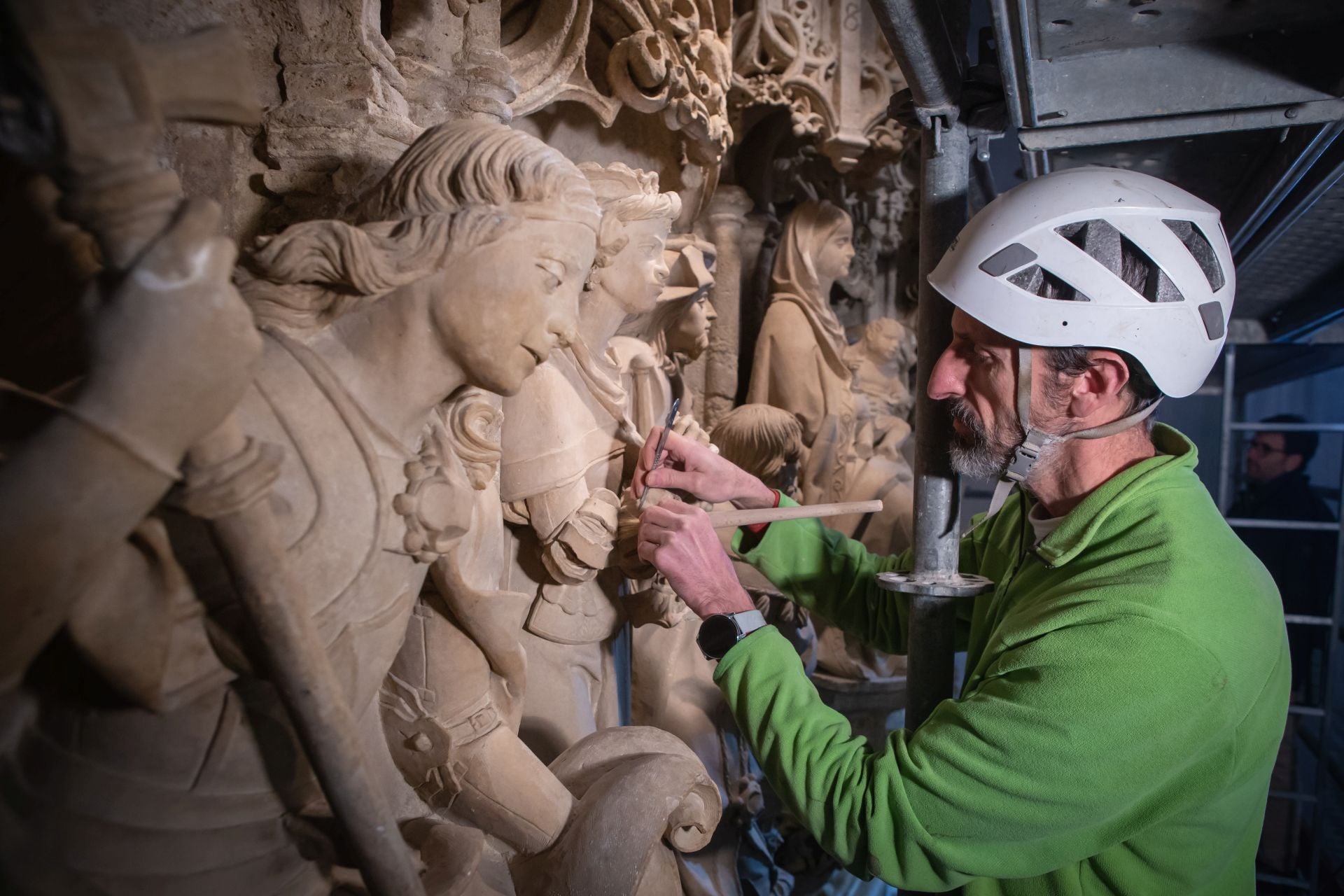 Una jornada de trabajo con los restauradores de la portada de la Capilla Real