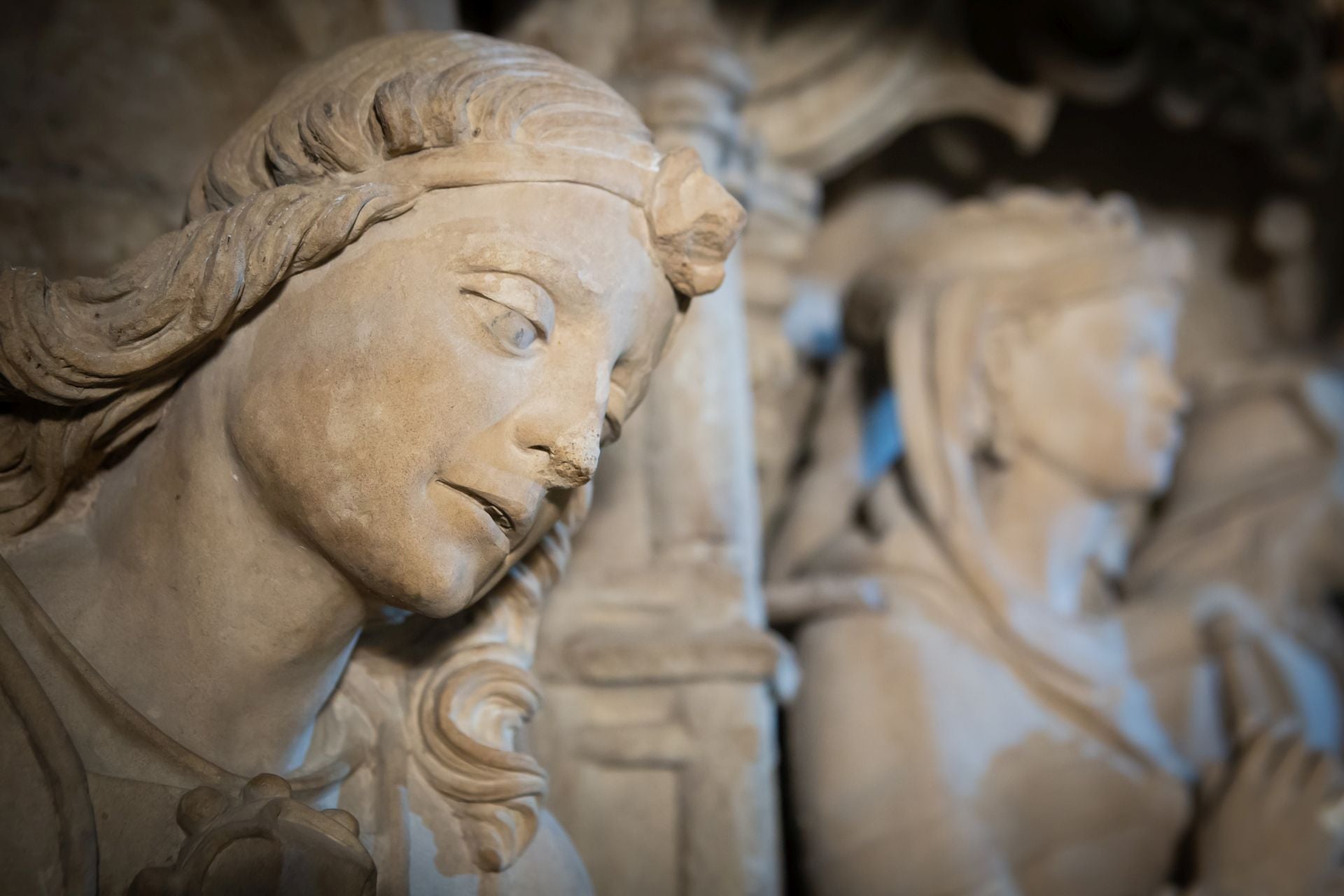 Una jornada de trabajo con los restauradores de la portada de la Capilla Real