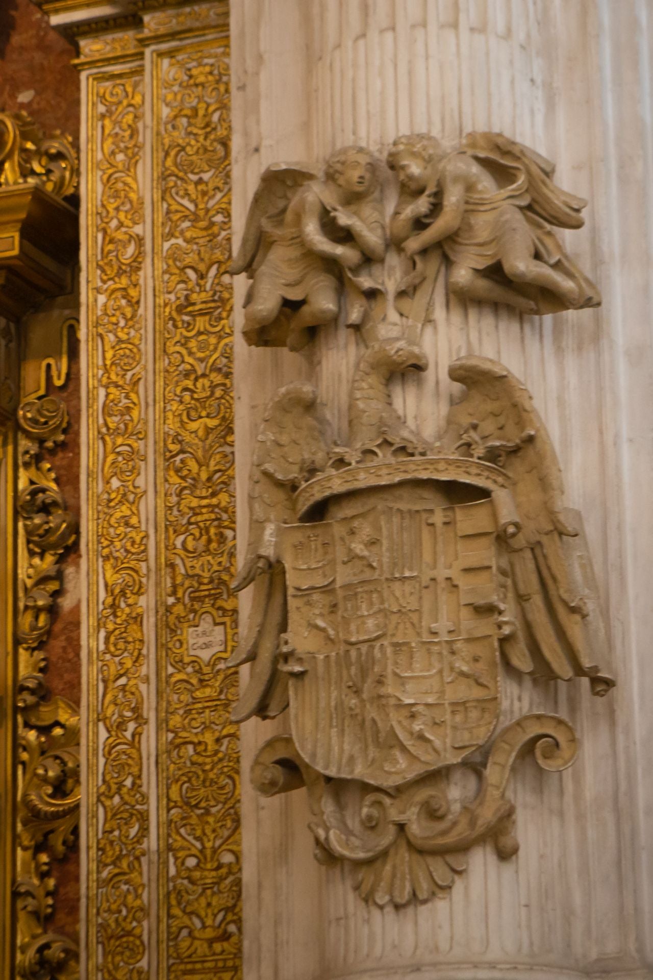 Una jornada de trabajo con los restauradores de la portada de la Capilla Real