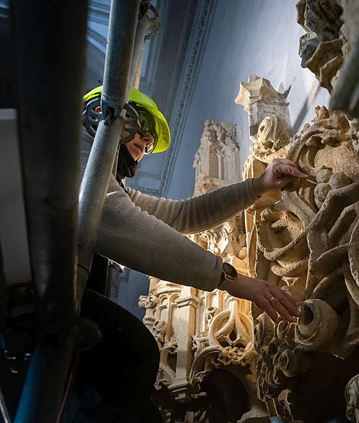 Imagen secundaria 2 - Trabajos de restauración de la portada. 