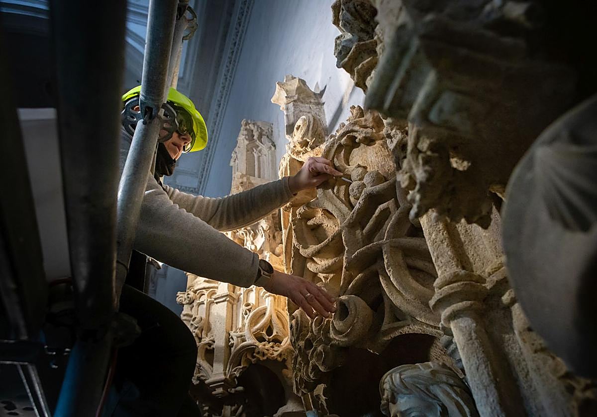 Una jornada de trabajo con los restauradores de la portada de la Capilla Real