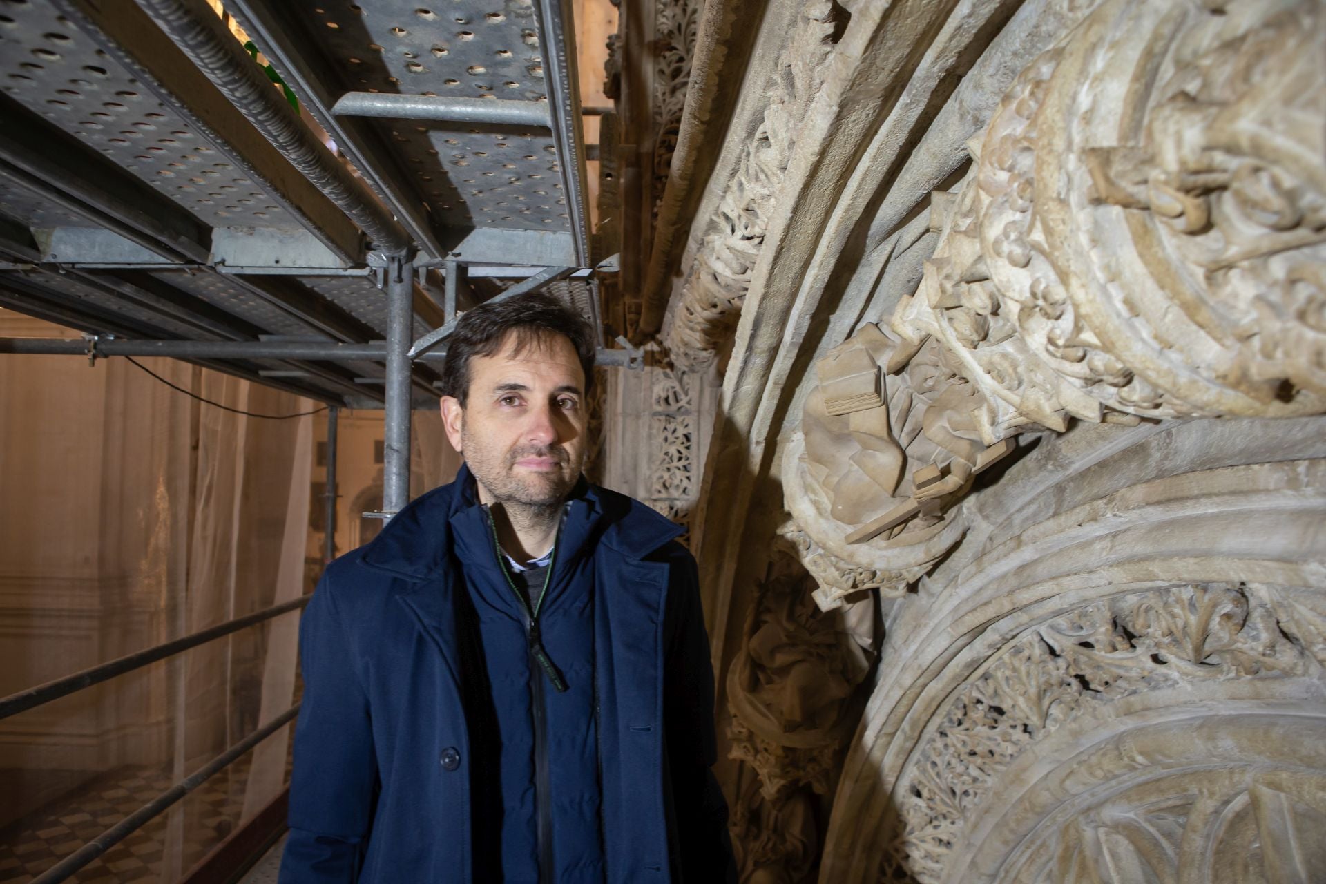 Una jornada de trabajo con los restauradores de la portada de la Capilla Real